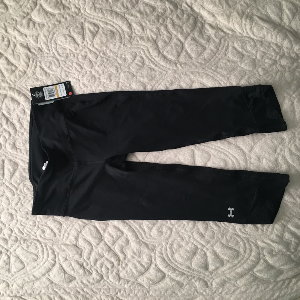 Size Small Under Armour Heat Gear Black Capris